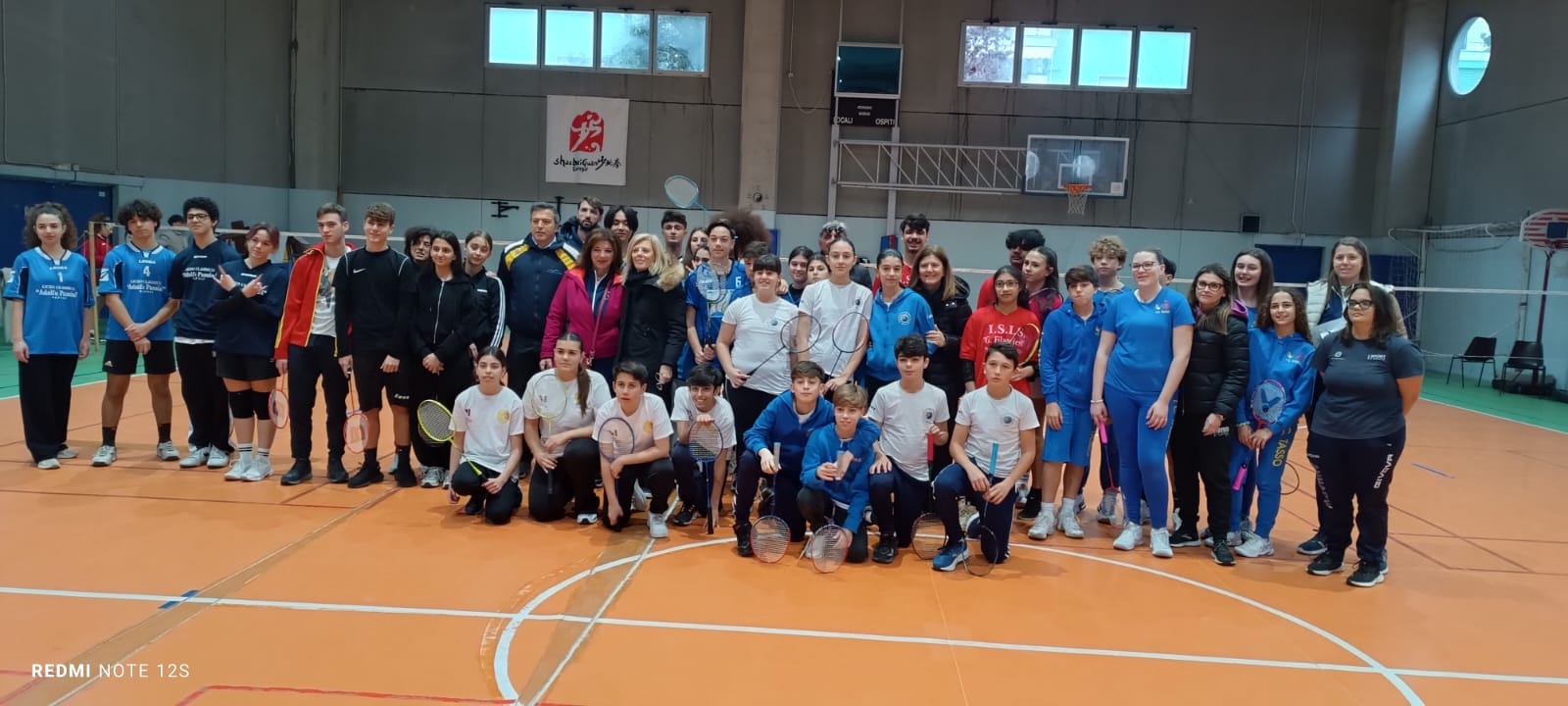 Studenti e atleti durante un evento di badminton nelle scuole