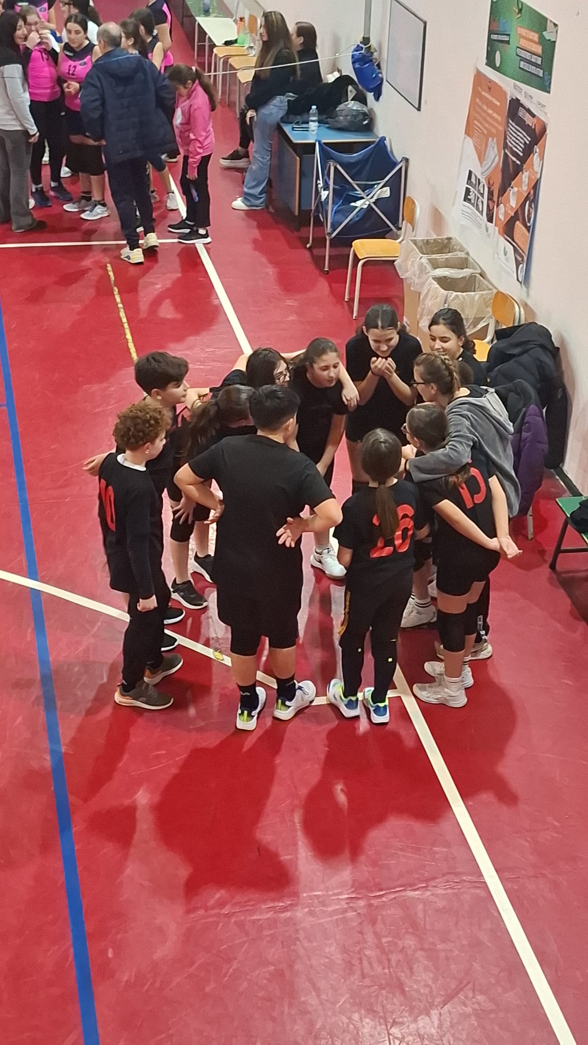Squadra di pallavolo Millennio in cerchio prima della partita